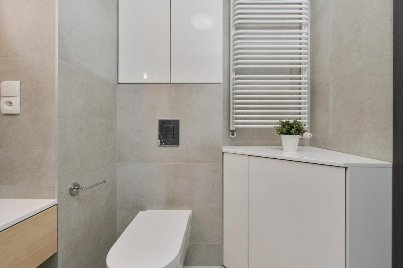 Spacious Apartment With Balcony Near The Slavic Hill Wroclaw By Renters Prestige Bagian luar foto
