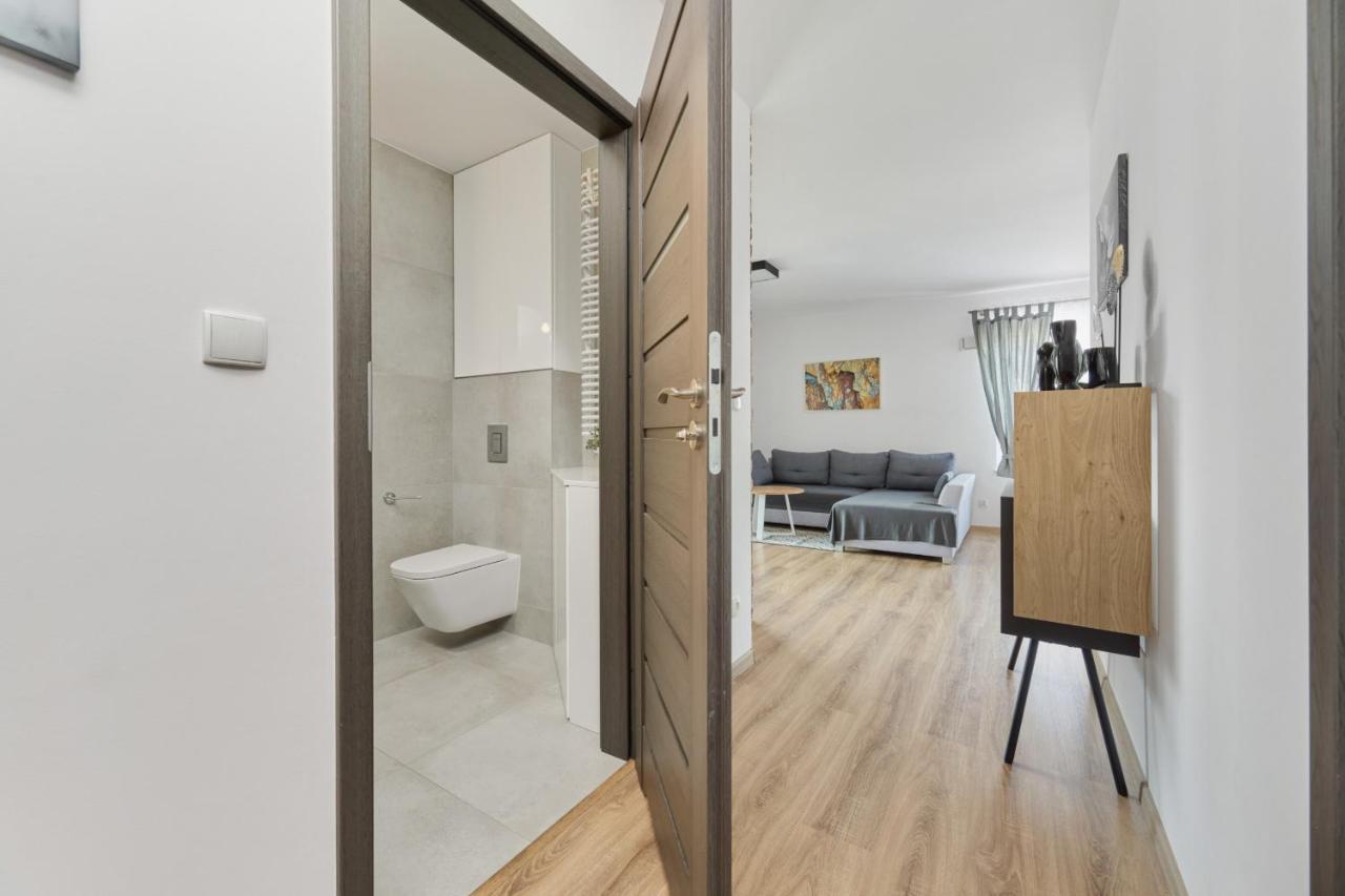 Spacious Apartment With Balcony Near The Slavic Hill Wroclaw By Renters Prestige Bagian luar foto