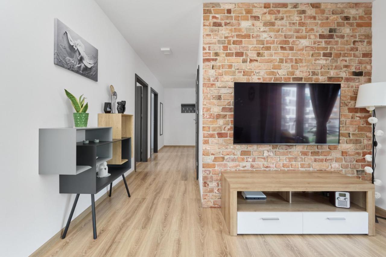 Spacious Apartment With Balcony Near The Slavic Hill Wroclaw By Renters Prestige Bagian luar foto
